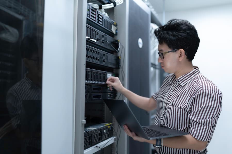 Two technicians discussing server configurations in a data center, highlighting dedicated server management services. Two technicians discussing server configurations in a data center, highlighting dedicated server management services.